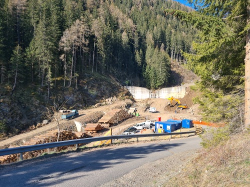 Una fase dei lavori in corso sul rio Deserto a Sarentino. (Foto: Ufficio provinciale sistemazione bacini montani nord)
