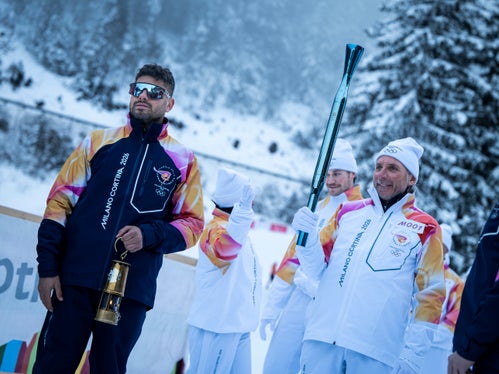 La fiamma olimpica è partita da Dobbiaco alle 9:45: il primo tedoforo é stato il trevigiano Matteo Donner, che ha portato la fiaccola per i primi 400 metri sul territorio altoatesino. (Foto: USP/Fabio Brucculeri) 