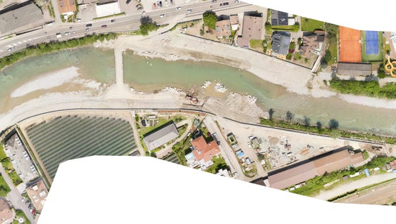 Verstärkter Uferschutz am Eisack in Klausen: Im Bild gut ersichtlich der neu errichtete Uferschutz mit der Öffnung (vorne, Bildmitte) (Foto: Planungsbüro in.ge.na)