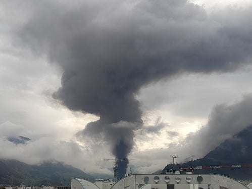 Una nube di fumo si è alzata su Bolzano a causa di un incendio. Si raccomanda di tenere chiuse porte e finestre e di spegnere gli impianti di condizionamento e ventilazione. (Foto: ASP/Maja Clara)
