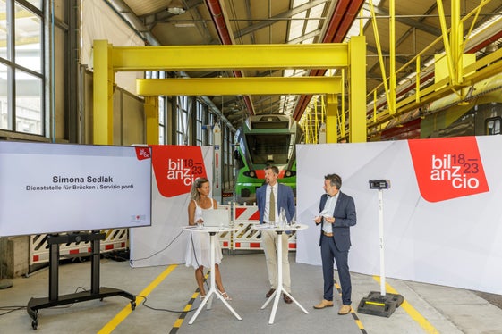 Sicherheit habe auf dem 2700 Kilometer langen Straßennetz mit rund 1700 Brücken und 206 Tunnels oberste Priorität, unterstrich Mobilitätslandesrat Alfreider im Gespräch mit Sedlak und Dejaco. (Foto: LPA/Tiberio Sorvillo)