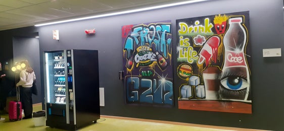 Coole Graffitis schmücken seit kurzem den Neubau des Berufsbildungszentrums Zuegg in Meran. (Foto: BBZ Zuegg)