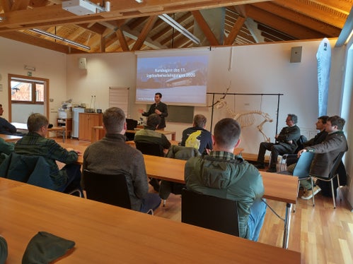 All'inizio dell'undicesimo corso per agenti venatori presso la Scuola forestale Latemar, Benedikt Terzer (in piedi), direttore dell'Associazione Cacciatori dell'Alto Adige, ha sottolineato l'importanza, le sfide e le gioie di questa professione. Il corso durerà fino a settembre. (Foto: USP/Scuola forestale Latemar)