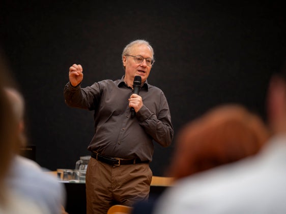 Roland Benedikter, Co-Head of Center for Advanced Studies di Eurac Research, cattedratico dell’Unesco e membro dell’Accademia europea delle scienze e delle arti, ha invitato i presenti a pensare quale etica del futuro vuole darsi l’Alto Adige. (Foto: USP/Fabio Brucculeri)