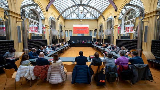 Am 18. März wurden die Verhandlungen zwischen Land und den Gewerkschaften wieder aufgenommen. Zur Diskussion stehen  strukturelle Gehaltserhöhungen, deren soziale Staffelung und eine weitere Einmalzahlung. (Foto: LPA/Fabio Brucculeri) 