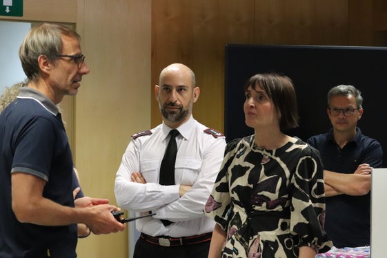 Al Centro Situazioni provinciale (da sinistra): il direttore dell'Agenzia per la Protezione civile Klaus Unterweger, il comandante dei Carabinieri di Bolzano, Tenente Colonello Stefano Esposito Vangone, il commissario del Governo Maddalena Travaglini e il coordinatore della Centrale Viabilità provinciale Markus Rauch. (Foto: USP/Maja Clara)