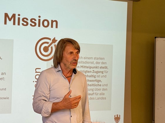 "Ziel des Landesgesundheitsplans ist es, die Gesundheitsversorgung langfristig weiterzuentwickeln, besser zu vernetzen und stärker an den Bedürfnissen der Menschen auszurichten", unterstrich Gesundheitslandesrat Hubert Messner. (Foto: LPA/Angelika Schrott)