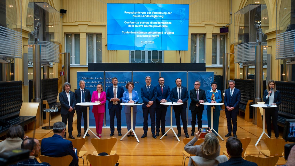 Fotografia de grupa n ucajion dla cunferënza stampa, ulache la cumembrës y i cumëmbri dla Jonta provinziela nueva à prejentà si persona y si cumpetënzes. (Foto: USP/Fabio Brucculeri)