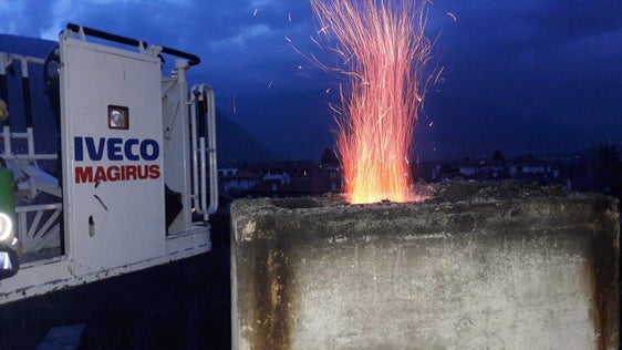 Eine fachgerechte Reinigung durch Kaminkehrer kann einem Kaminbrand - im Bild in einer Aufnahme der Freiwilligen Feuerwehr Lana - vorbeugen. (Foto: LPA/Landesverband der Freiwilligen Feuerwehren Südtirols)