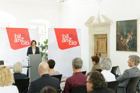 Le azioni dirette alla tutela del patrimonio culturale sono finalizzate, concretamente, a rafforzare le competenze primarie dell'Autonomia, per regolamentare e conservare i Beni culturali altoatesini ed il futuro del territorio, ha spiegato l'assessora provinciale Maria Hochgruber Kuenzer, in occasione della conferenza stampa in vista della conclusione della legislatura 2018-2023. (Foto: ASP/Tiberio Sorvillo)