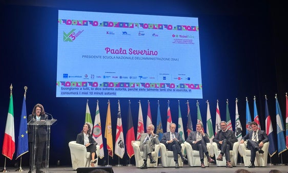 Da sinistra Paola Severino, la moderatrice Manuela Perrone, il ministro Zangrillo, il presidente Bardi, il presidente Marsilio, il presidente della Provincia autonoma di Bolzano Arno Kompatscher e Francesco Silvestro (Foto: USP) 