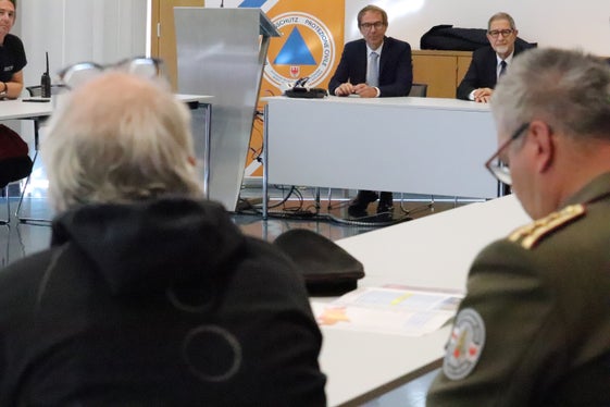 Nello Musumeci, ministro per la Protezione civile e delle Politiche del Mare, originario della Sicilia (a destra, alla sua sinistra il direttore dell'Agenzia per la Protezione civile Klaus Unterweger), ha raccontato anche le esperienze della sua regione, ad esempio nella gestione degli incendi boschivi; in primo piano il comandante Corpo permanente dei vigili del fuoco Florian Alber. (Foto: ASP/Maja Clara)