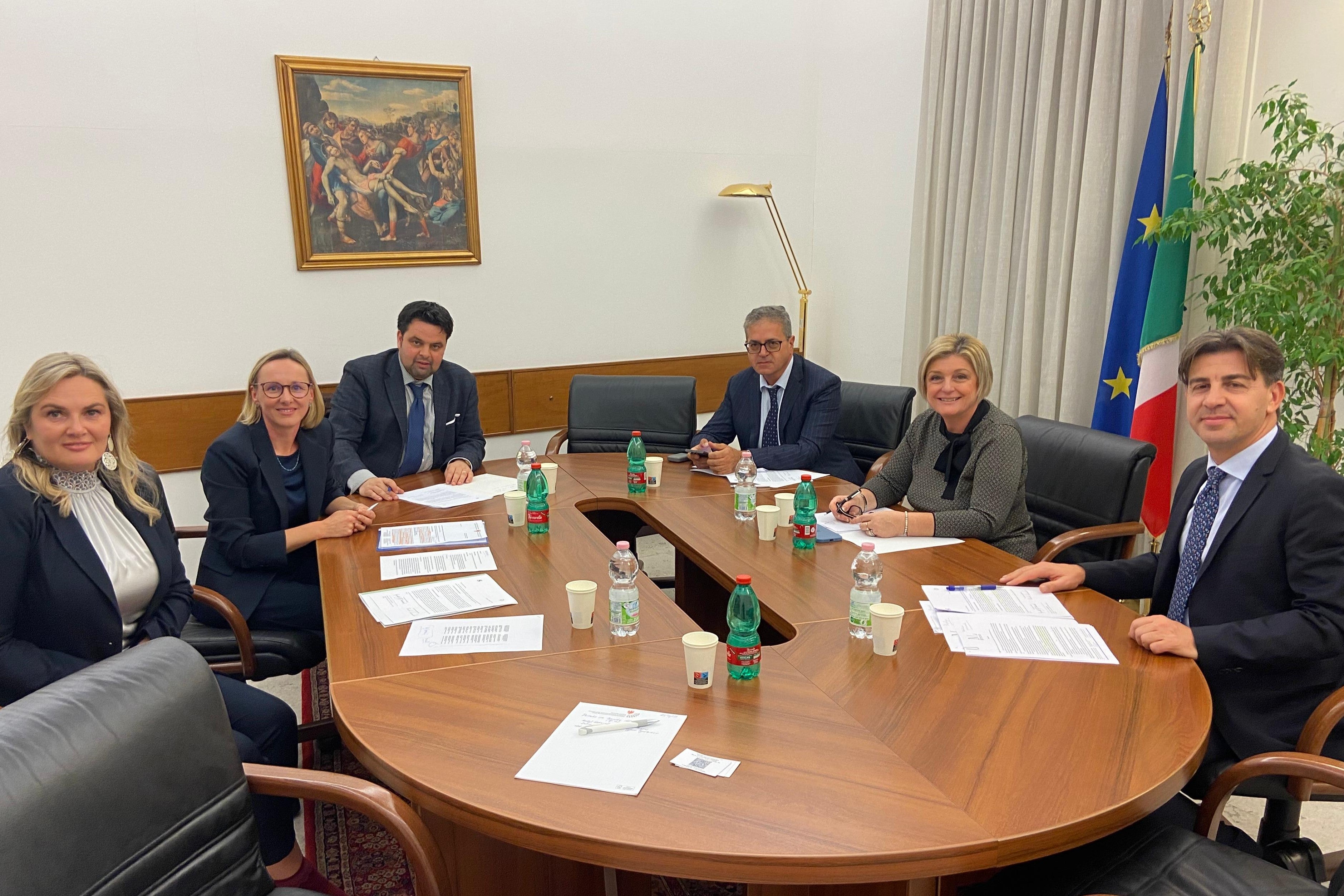 Incontro costruttivo al Ministero del Lavoro. Da sinistra: la deputata Renate Gebhard, l'assessora provinciale al Lavoro Magdalena Amhof, il senatore Meinhard Durnwalder, Vincenzo Caridi (direttore del Dipartimento per le politiche del lavoro, previdenziali, assicurative e per la salute e la sicurezza nei luoghi di lavoro), la ministra del Lavoro Marina Calderone, Giuseppe Zuccaro (capo dell'Ufficio legislativo del Ministero del Lavoro). Foto: USP.