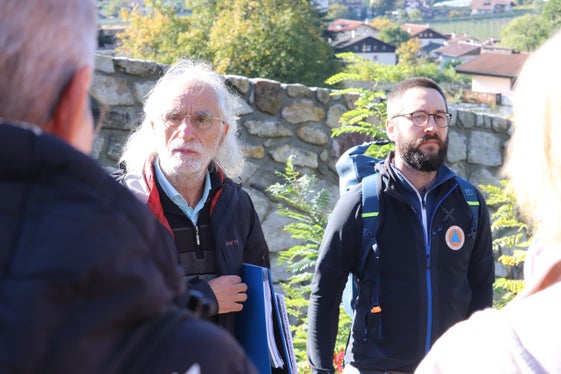 Der pensionierte Amtsdirektor der Wildbachverbauung Mauro Spagnolo (links) und Bauleiter Jan Kobald gingen auf die Fragen der Exkursionsteilnehmer zum Mutbach und zum Mühlbach in Gratsch ein. (Foto: LPA/Maja Clara)