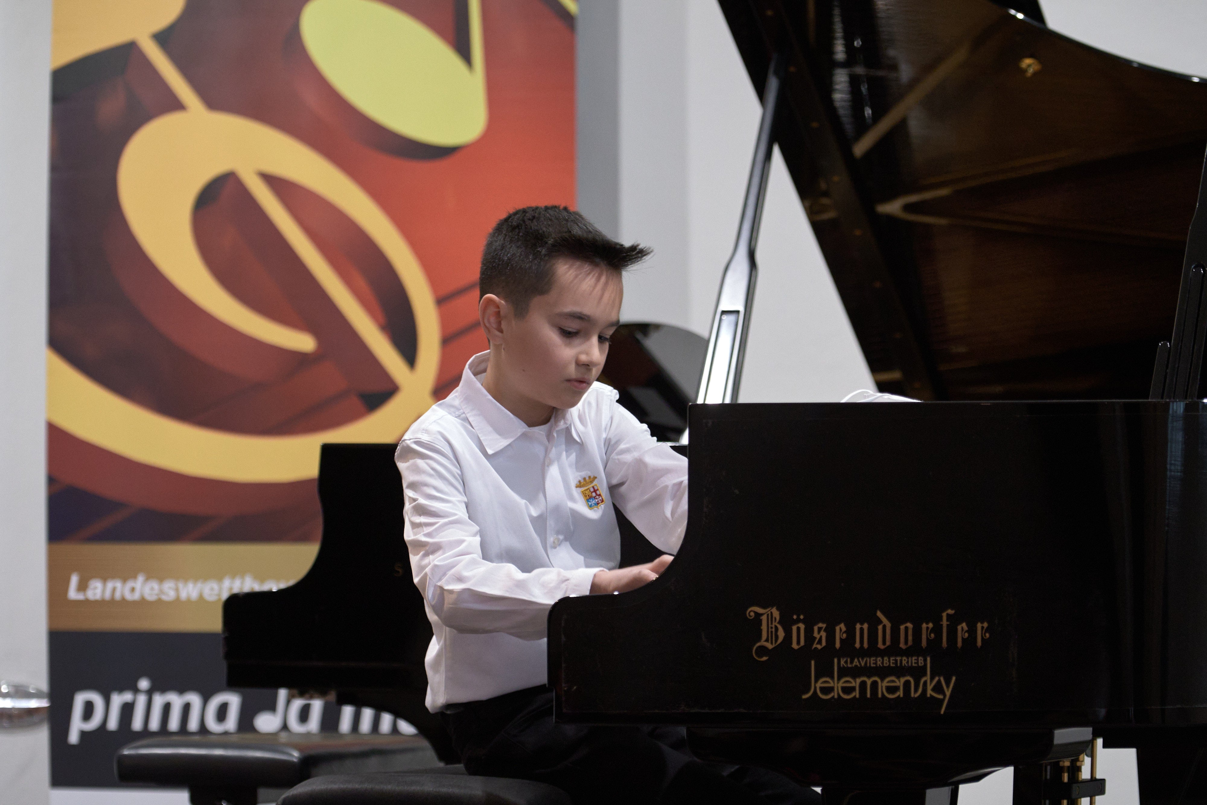 Victor Aurel Veit aus Bozen von der Musikschule Meran (Lehrperson: Irina Kyrylovska) bei seinem Spiel in Innsbruck (Foto: Land Tirol/Wolfgang Alberty)