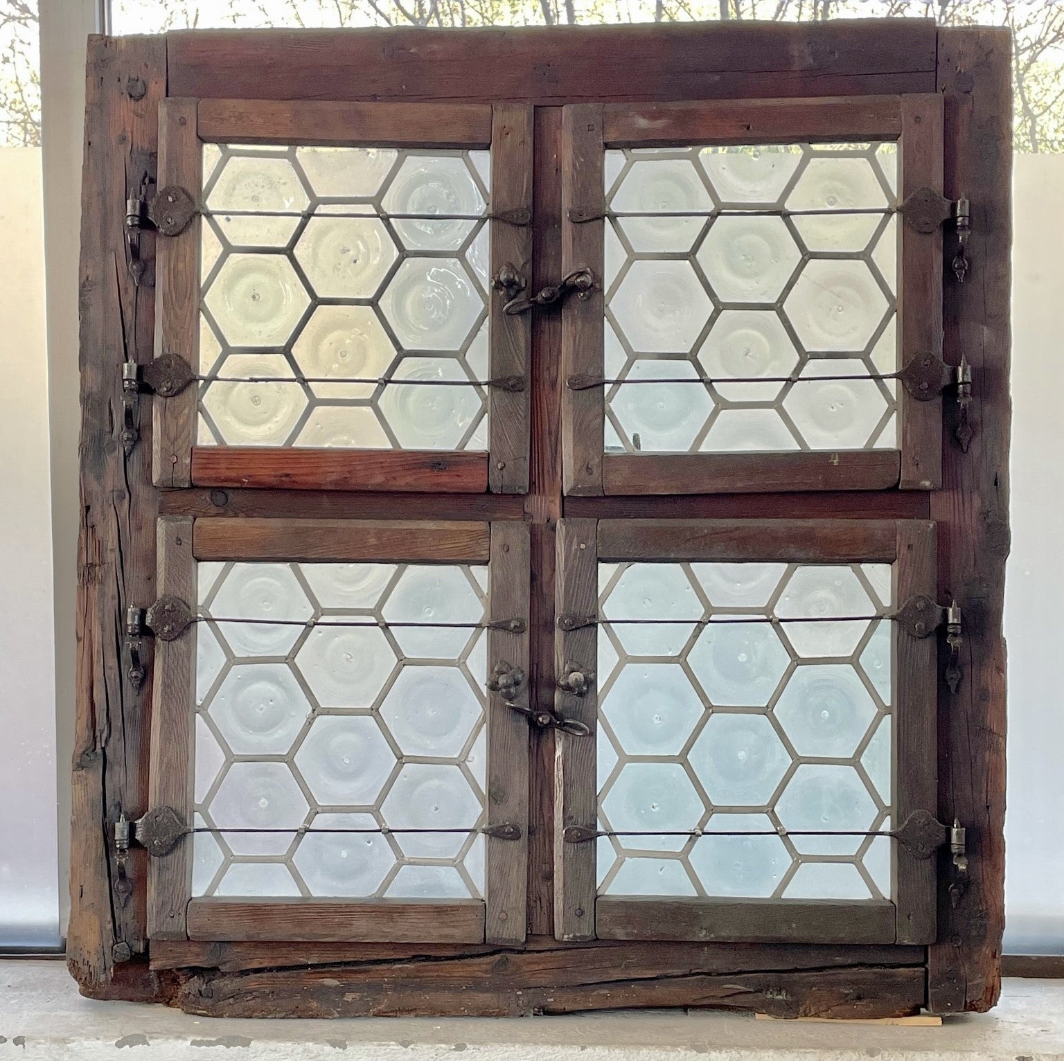 Josef Spechtenhauser sammelt historische Fenster, unter anderem dieses vom Lorenzihof in Kortsch/Schlanders. Seine Sammlung ist bis zum 31. Jänner 2025 im Ansitz Rottenbuch in Bozen zu sehen. (Foto: LPA/Landesdenkmalamt)