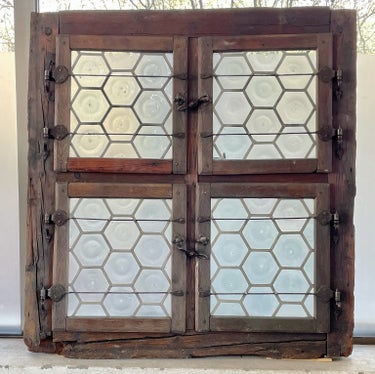 Josef Spechtenhauser sammelt historische Fenster, unter anderem dieses vom Lorenzihof in Kortsch/Schlanders. Seine Sammlung ist bis zum 31. Jänner 2025 im Ansitz Rottenbuch in Bozen zu sehen. (Foto: LPA/Landesdenkmalamt)