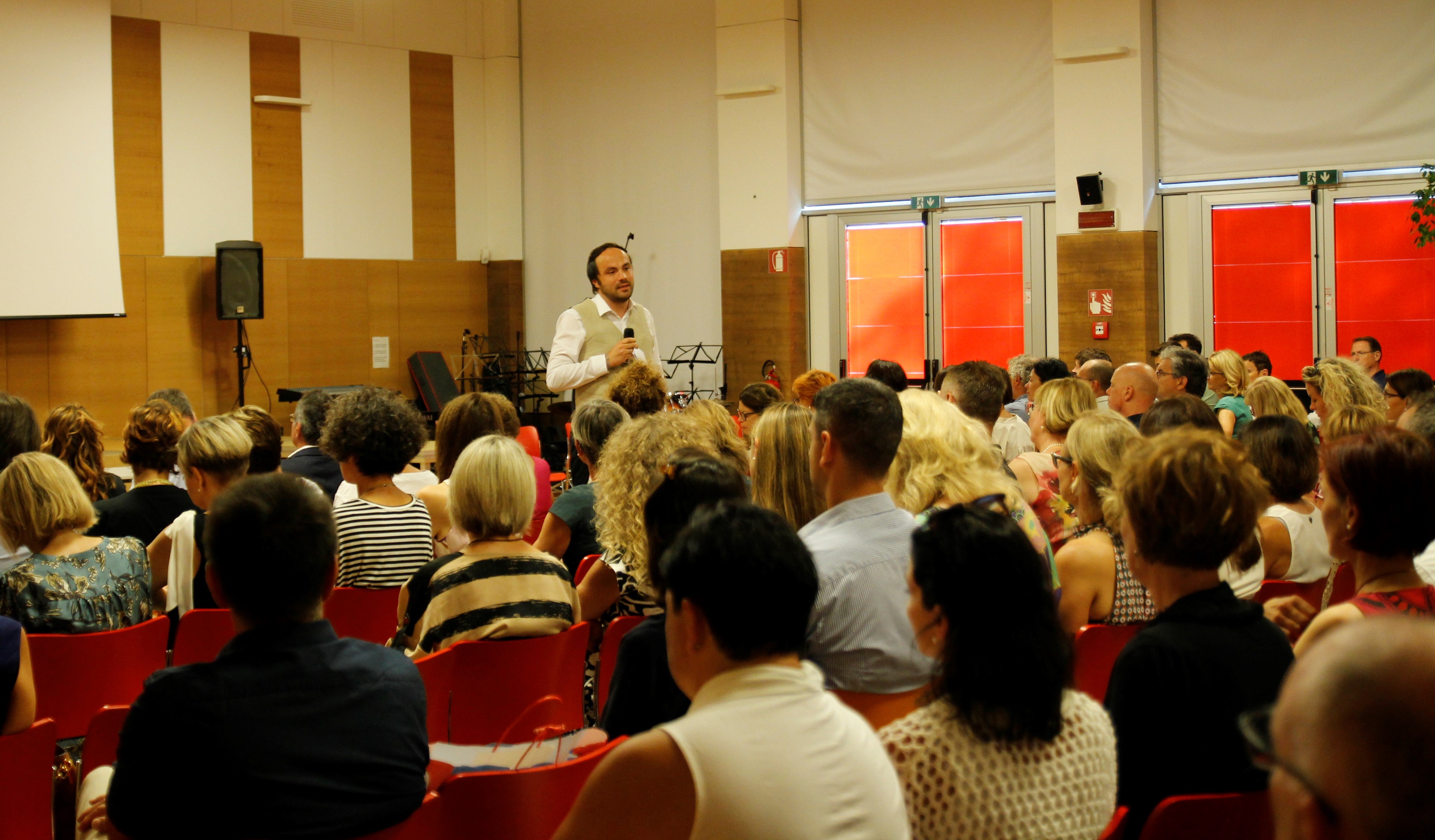 Bildungslandesrat Philipp Achammer bei der heutigen Eröffnungskonferenz der Führungskräfte der deutschsprachigen Kindergärten und Schulen (Foto: LPA/Deutsche Bildungsdirektion)