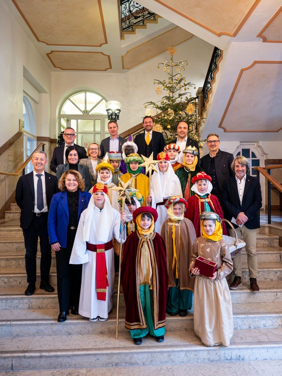 Einen festlichen und herzlichen Moment erlebte die Landesregierung am 30. Dezember im Palais Widmann: 14 Sternsingerinnen und Sternsinger aus Schabs kamen gemeinsam mit ihren Begleitpersonen und überbrachten den Mitgliedern der Landesregierung ihre Segenswünsche für das Jahr 2026. (Foto: LPA/Fabio Brucculeri)