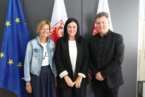 L'assessora provinciale all'Edilizia abitativa Ulli Mair (al centro della foto) ha ricevuto il 24 settembre la visita inaugurale del presidente dell'IPES Christian Battisti e della vicepresidente Karin Plank Pitter. (Foto: USP/Lukas Forer)