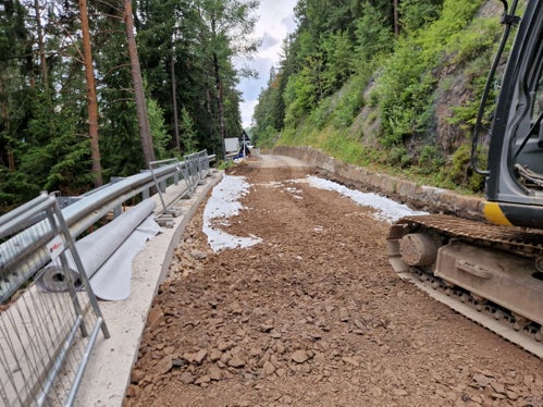 Nel tratto della SP 132 San Valentino in Campo-Nova Levante compreso tra il chilometro 15+360 e il chilometro 16+265 l'intero corpo stradale deve essere sostituito prima di poter iniziare i lavori di pavimentazione. (Foto: ASP/Jörg Seehauser)