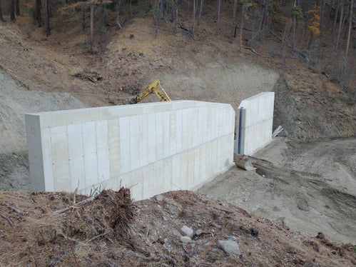 Die Sperre im Tartscherbach oberhalb von Tartsch in der Gemeinde Mals im Vinschgau ist insgesamt rund 34 Meter lang. (Foto: LPA/Landesamt für Wildbach- und Lawinenverbauung West)