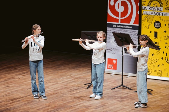 Il trio “LIKE” sul palco della grande sala del Festspielhaus: (da sinistra) Katharina Ebner, Linda Gruber ed Emma Waldner della scuola di musica di Lana-Ultimo-Alta Val di Non hanno partecipato con grande successo al concorso “prima la musica” e attendono con trepidazione il concorso federale a Eisenstadt. (Foto: USP/Land Tirol/Kary Sophie)
