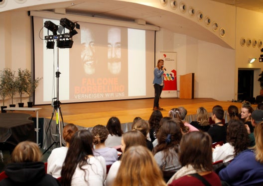 Nel dare il benvenuto ai ragazzi, la direttrice della Direzione provinciale scuole in lingua tedesca Sigrun Falkensteiner, ha sottolineato l'importanza della memoria storica nella lotta alle mafie (Foto: ASP/Verena Hilber)