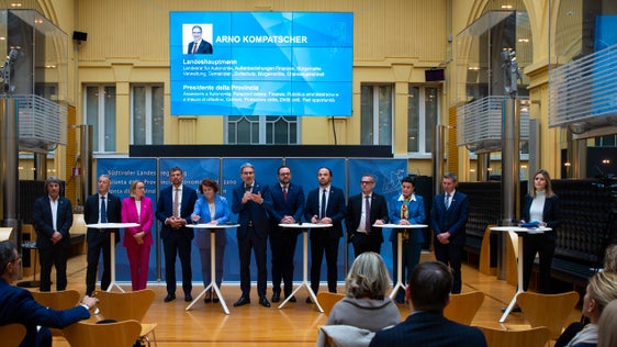 La neoeletta Giunta provinciale (nella foto) si è presentata oggi a Palazzo Widmann e assumerà le prime decisioni nella seduta inaugurale in programma venerdì 2 febbraio. (Foto: ASP/Fabio Brucculeri)