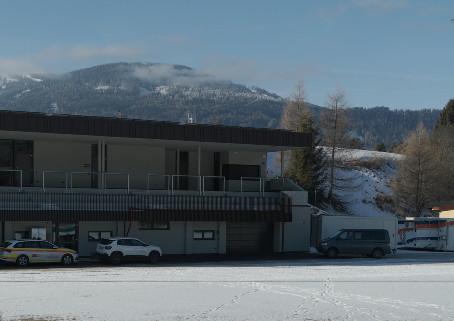 Um während Olympia in Antholz die medizinische Versorgung soll für alle auf höchstem Niveau zu gewährleisten, wurden in Antholz zwei zentrale Strukturen errichtet: ein medizinischer Stützpunkt direkt am Biathlonzentrum sowie eine Polyklinik (im Bild) am Fußballplatz in Niederrasen. (Foto: LPA/Rupert Zöschg)