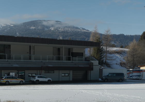 Um während Olympia in Antholz die medizinische Versorgung soll für alle auf höchstem Niveau zu gewährleisten, wurden in Antholz zwei zentrale Strukturen errichtet: ein medizinischer Stützpunkt direkt am Biathlonzentrum sowie eine Polyklinik (im Bild) am Fußballplatz in Niederrasen. (Foto: LPA/Rupert Zöschg)