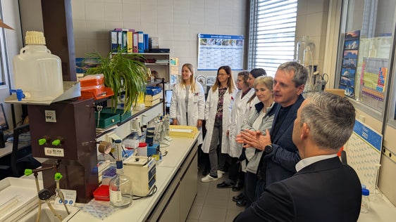 Landesrat Peter Brunner (erster von rechts) konnte sich  beim Besuch des Labors für Wasseranalysen und Chromatographie von der hervorragenden Qualität der Analysetätigkeit überzeugen: im Bild im Gespräch mit Amtsdirektor Christian Bachmann (zweiter von rechts) und den Mitarbeiterinnen und Mitarbeitern des Labors. (Foto: LPA/Vera Brunetti) 