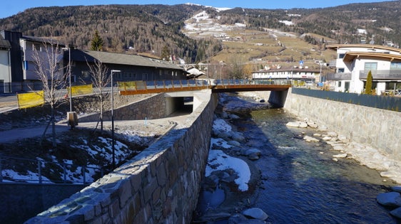 I lavori di costruzione del nuovo ponte Hofer sulla strada provinciale per Vipiteno, collegato ai sentieri pedonali e ciclabili, dovrebbero terminare nel mese di maggio. Nel 2022 ci sono 52 opere in fase di realizzazione e 25 nuove gare d'appalto (Foto: ASP/Ripartizione infrastrutture) 