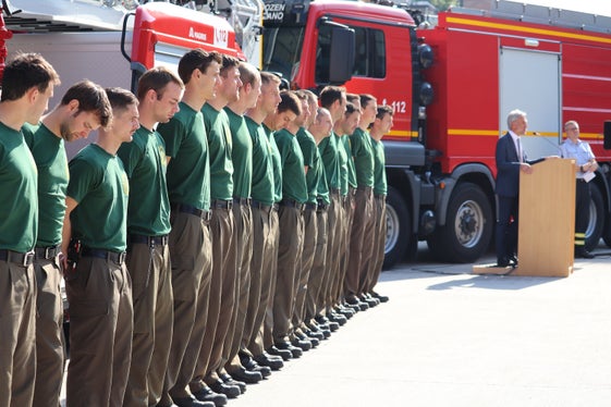 Freude und Stolz zum Ausdruck gebracht: Bevölkerungsschutzlandesrat Arnold Schuler bei der heutigen Feierstunde im Hof der Berufsfeuerwehr (Foto: LPA/Maja Clara)