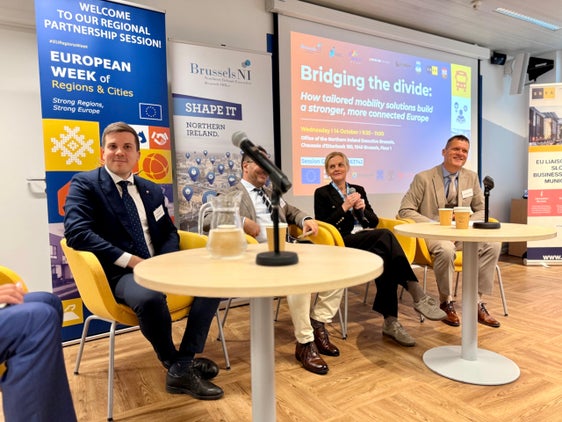 Durante la Settimana europea delle regioni e delle città, promossa dalla Commissione europea e dal Comitato europeo delle Regioni, il 14 dicembre a Bruxelles è stato presentato l'Alto Adige Guest Pass, premiato a inizio anno come best practice europea. A illustrare l'esperienza altoatesina, durante il workshop “Bridging the divide: How tailored mobility solutions build a stronger, more connected Europe”, è stato Michael Andergassen (primo da sinistra nella foto) del Dipartimento provinciale Infrastrutture e Mobilità. Incontro a cui hanno partecipato rappresentanti di Portogallo, Croazia, Paesi Bassi, Romania, Norvegia, Slovenia e Regno Unito.