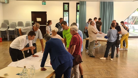 Numerosi interessati hanno colto l'occasione per informarsi sul raddoppio della linea ferroviaria Bolzano-Merano direttamente dai tecnici all'Infoday di Bolzano. (Foto: ASP/Margit Perathoner)
