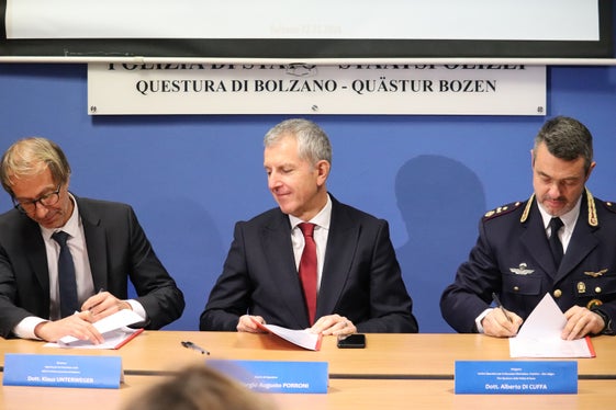 Unterschrift unter Erneuerung des vor drei Jahren geschlossenen Abkommens im Hinblick auf die Cybersicherheit gesetzt: links der Direktor der Agentur für Bevölkerungsschutz Klaus Unterweger, rechts der Leiter des Einsatzzentrums der Post - und Kommunikationspolizei von Trentino-Südtirol Alberto Di Cuffa, in der Mitte Vize-Quästor Giorgio Augusto Porroni, (Foto: LPA/Maja Clara)