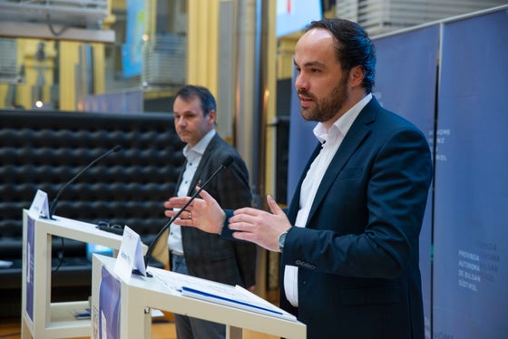 Dynamik, Arbeitskräftebedarf und zerbrechliche Normalität kennzeichnen unseren Arbeitsmarkt, betonte Landesrat&nbsp;Achammer (r.). (Foto: LPA/Fabio Brucculeri)