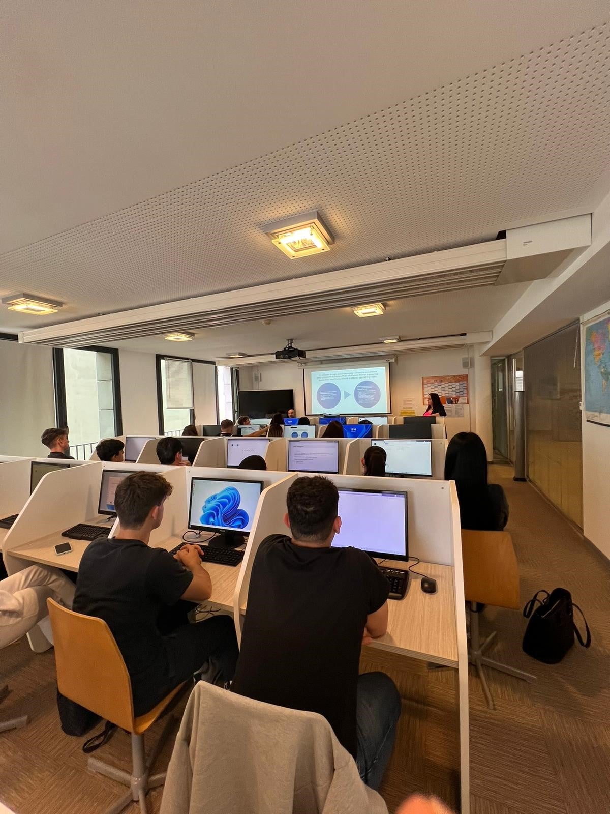 Progetto innovativo all'Istituto Walther. Ideato un percorso rivolto agli studenti di creazione d’impresa, comunicazione e business con l’utilizzo di strumenti d’Intelligenza Artificiale (Foto: ASP/Direzione istruzione e formazione italiana) 