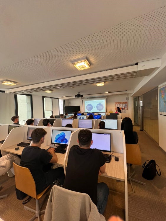 Progetto innovativo all'Istituto Walther. Ideato un percorso rivolto agli studenti di creazione d’impresa, comunicazione e business con l’utilizzo di strumenti d’Intelligenza Artificiale (Foto: ASP/Direzione istruzione e formazione italiana) 