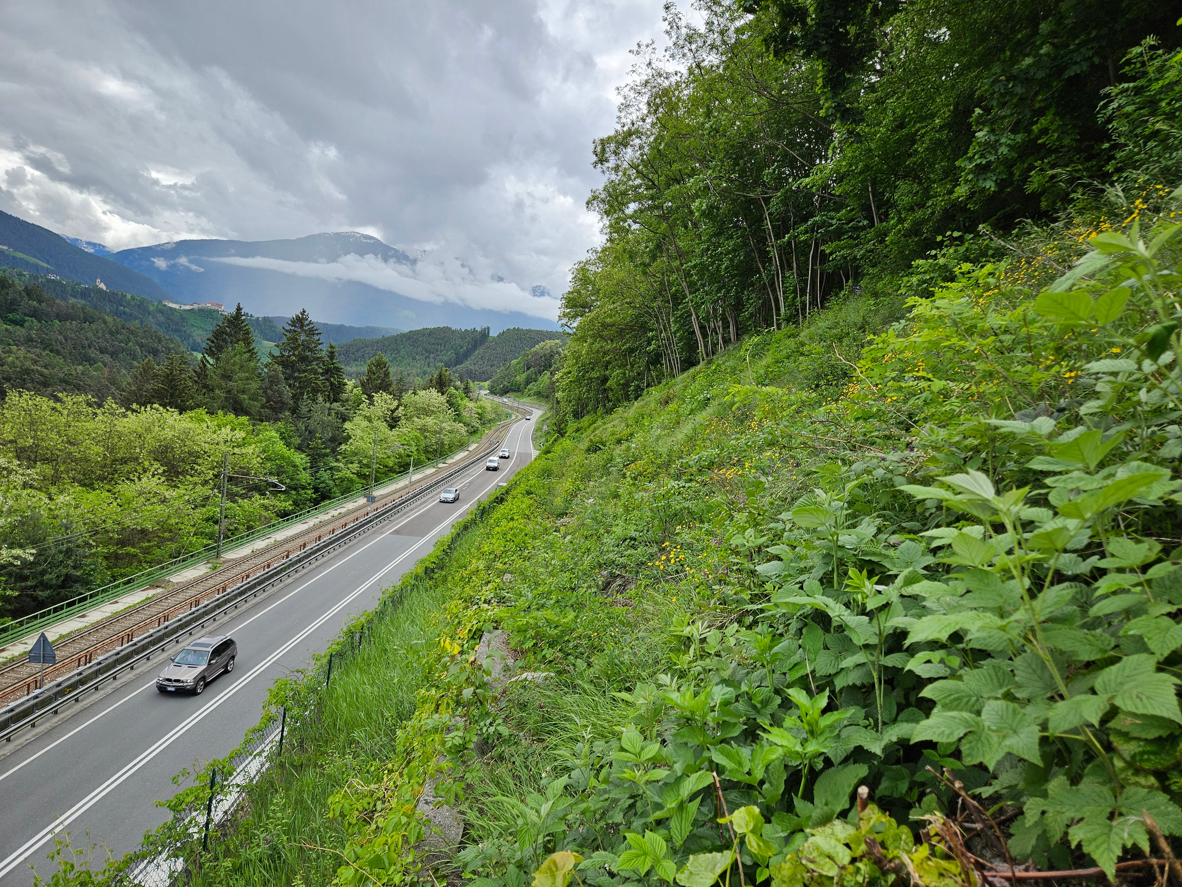 Auf der Landesstraße zwischen Schabs und Mühlbach (LS 182) werden unter der Regie des Straßendiensts des Landes umfangreiche Arbeiten für mehr Steinschlagschutz abgewickelt. Ein 200 Meter langer Schutzzaun wird gebaut. (Foto: LPA/Straßendienst des Landes)