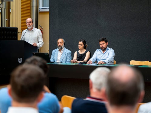Stellten die Ergebnisse der Analyse der Siedlungsabfälle 2025 im Landhaus 1 in Bozen vor (v.l.): Amtsdirektor Giulio Angelucci mit Marco Bellocchio, Lucia Socini und Roberto Delbuono von der Affidavit GmbH. (Foto: LPA/Fabio Brucculeri)