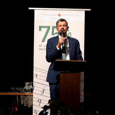 
L assessëur per la scola y cultura ladina Daniel Alfreider à n ucajion dla festa sotrissà la particulariteies dl sistem furmatif ladin. (Foto: USP/Manuela Tessaro)
