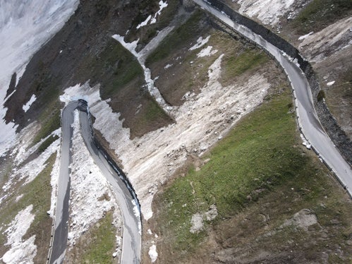 Si lavora per aprire la strada nel fine settimana, ma al Passo c'è ancora neve (Foto: GNews)