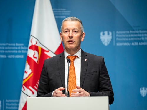 Landesrat Peter Brunner ging auf die Luftqualitätsdaten 2025 ein: Die Situation im Bereich&nbsp;Feinstaub und Stickoxiden&nbsp;in Südtirol ist stabil mit nach unten zeigendem Trend. In Hinblick auf die neue&nbsp;EU-Luftqualitätsrichtlinie gilt es unsere Anstrengungen jedoch zu erhöhen. Auch die Sensibilisierung für das richtige Heizen mit Holz wird fortgesetzt , betonte der Landesrat für Umwelt-, Natur- und Klimaschutz&nbsp;Peter Brunner. (Foto: LPA/Fabio Brucculeri)