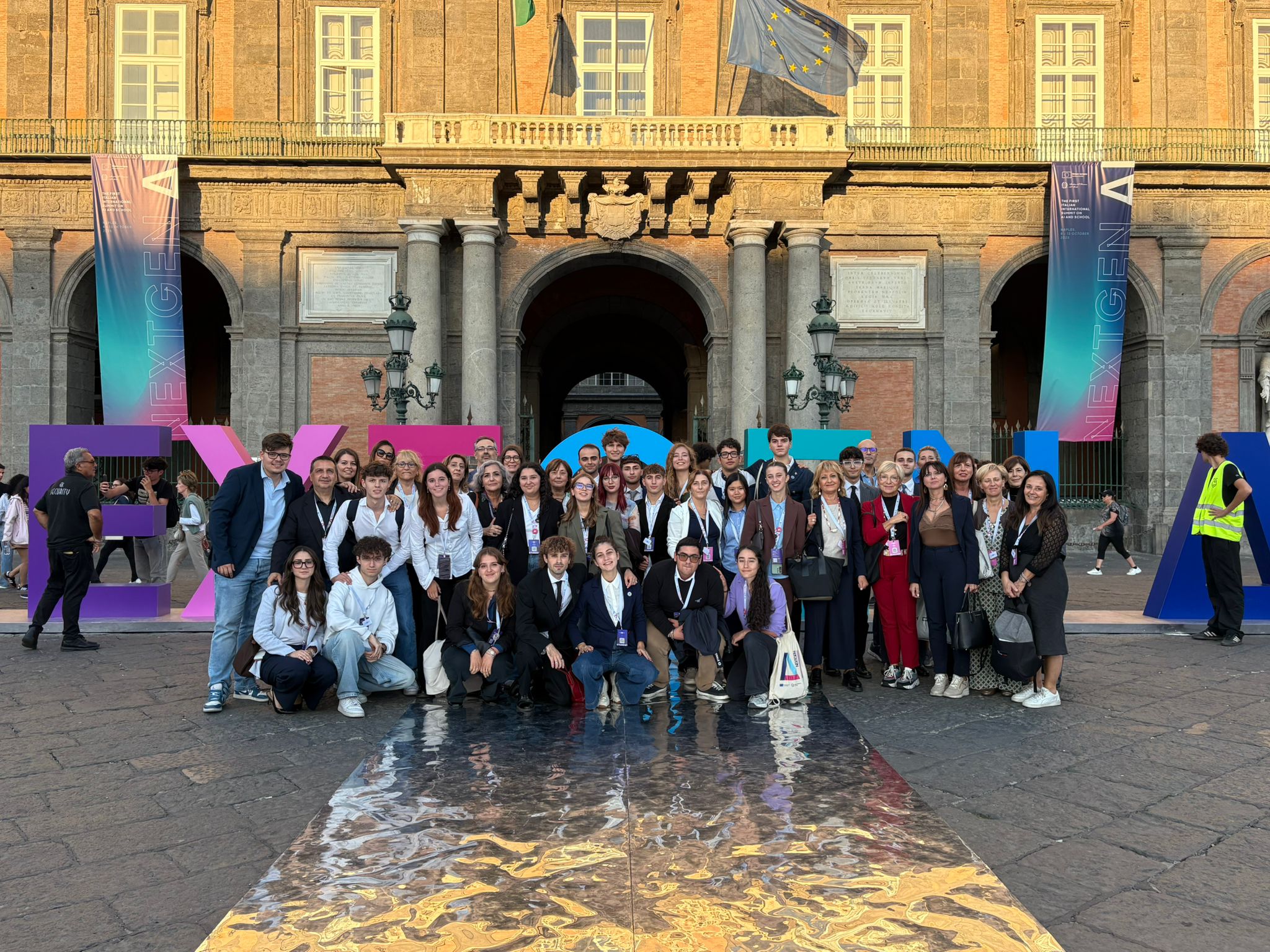 Uno sguardo all'intelligenza artificiale e al cambiamento digitale. La delegazione studentesca altoatesina ha preso parte a Napoli a tavole rotonde, workshop pratici e sessioni plenarie insieme a ministri italiani ed esteri, ricercatori, insegnanti e delegazioni studentesche provenienti da diversi Paesi europei. (Foto: USP)