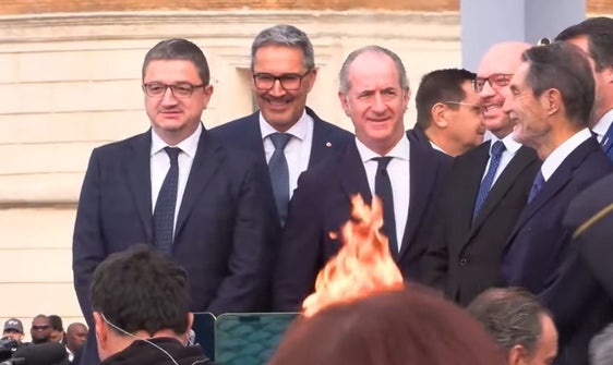 Landeshauptmann Arno Kompatscher (2.v.l.) hat am 5. Dezember an der Entzündungszeremonie des Olympischen Feuers in Rom teilgenommen. (Foto: LPA)