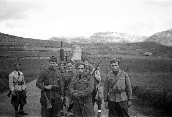 Bild aus dem fotografischen Nachlass von Wilhelm Schrefler, seit 1935 Guglielmo Sandri: Italienische Soldaten posieren für ein Gruppenfoto. (LPA/Landesarchiv)