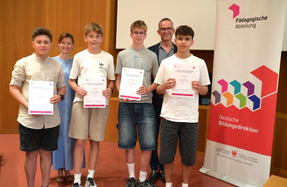 Prämierungsfeier Känguru der Mathematik 2026: 3. Klasse Mittelschule – Kategorie Kadett (vorne von links): Luis Pörnbacher, Max Waldner, Paul Costamoling, Manuel Tappeiner; dahinter Landesschuldirektorin Sigrun Falkensteiner und Abteilungsdirektor Martin Holzner  (Foto: LPA/Deutsche Bildungsdirektion/Margit Pichler)