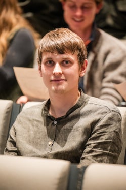 Felice di aver superato l'esame di caccia: il giovane cacciatore Hannes Huebser di Campo di Trens. (Foto: USP/Bernhard Aichner)